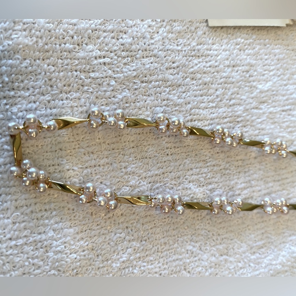Gold necklace with pink pearls
